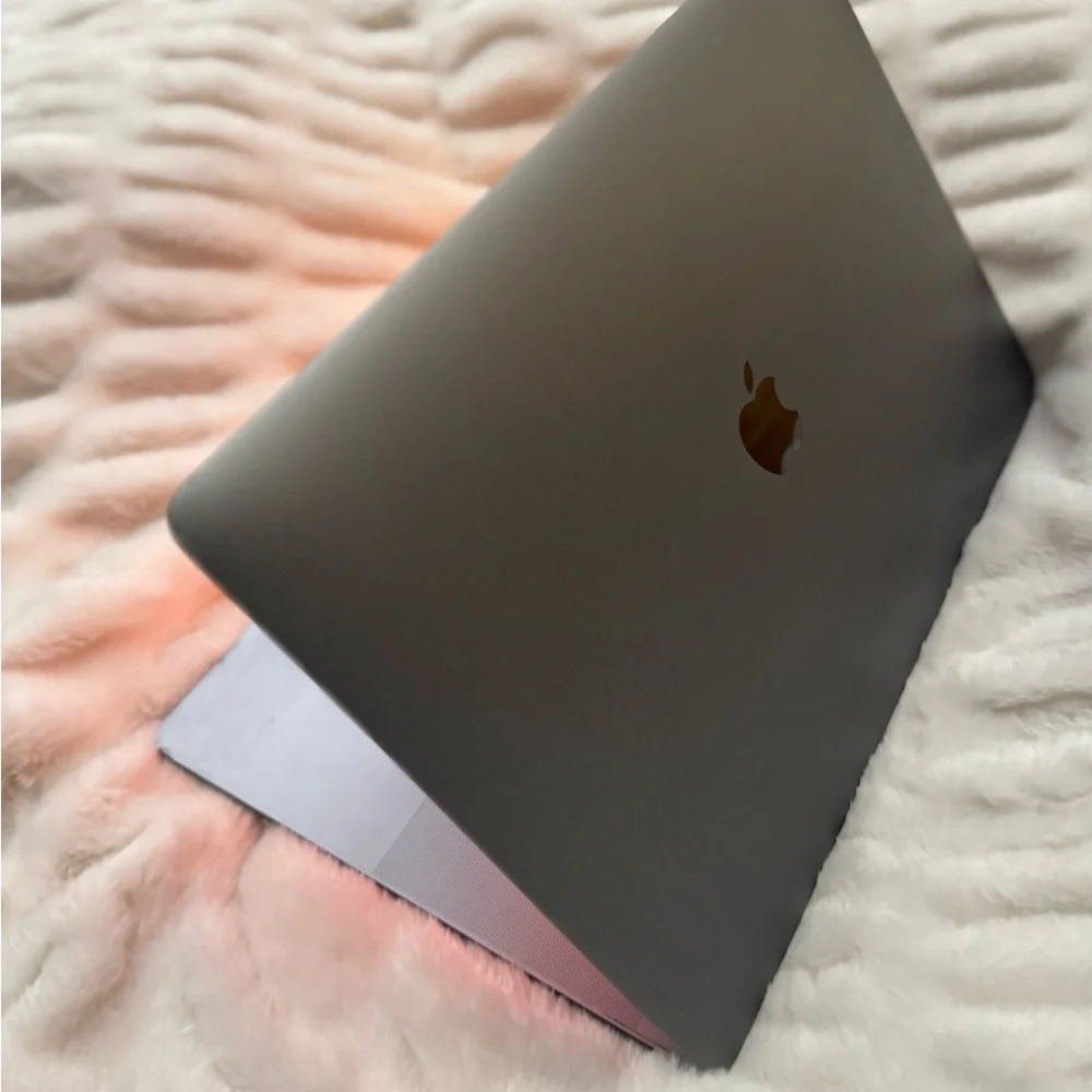 Apple MacBook Pro - Sleek Silver Design